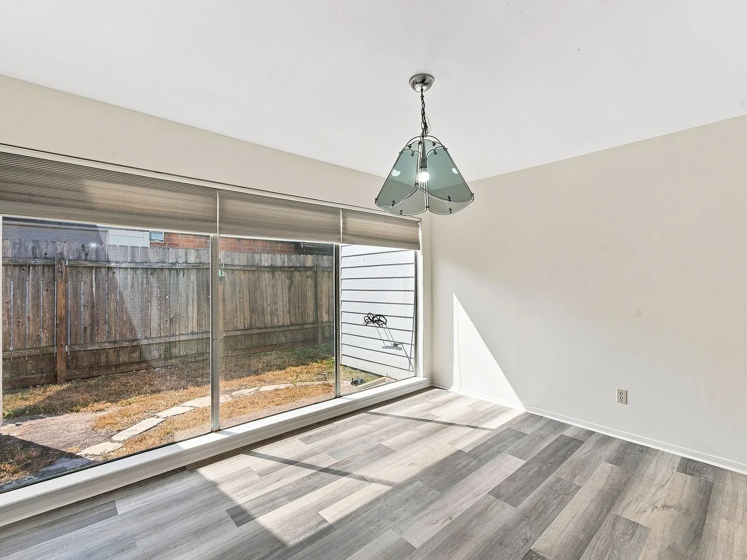 3 bed, 2.0 bath, 1810 sqft, $2,000 — Photo 4