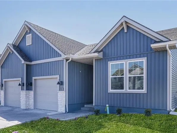 12407 S Acacia Dr, Lees Summit, MO 64086