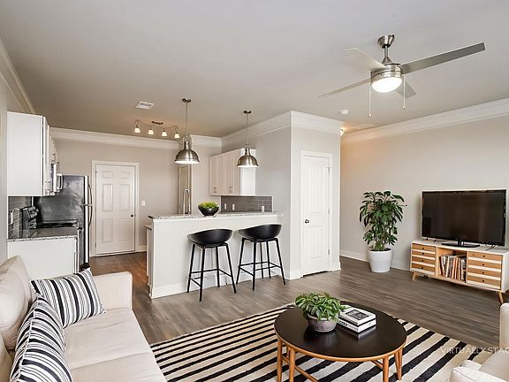 3rd image of 224 Riley Cir