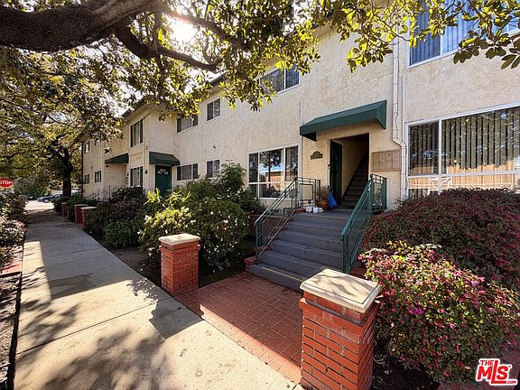 3rd image of 13535 Moorpark St
