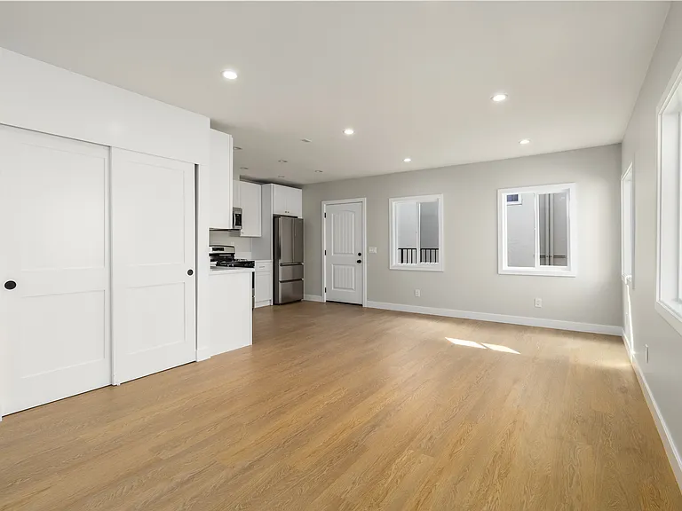 1827 E 4th St #18 — Photo 32