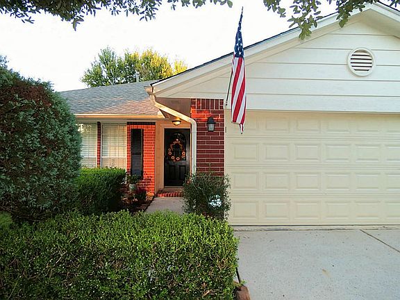 2nd image of 2215 Old Oak Ln