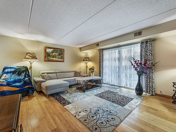 4th image of 4106 N Narragansett Ave APT 209