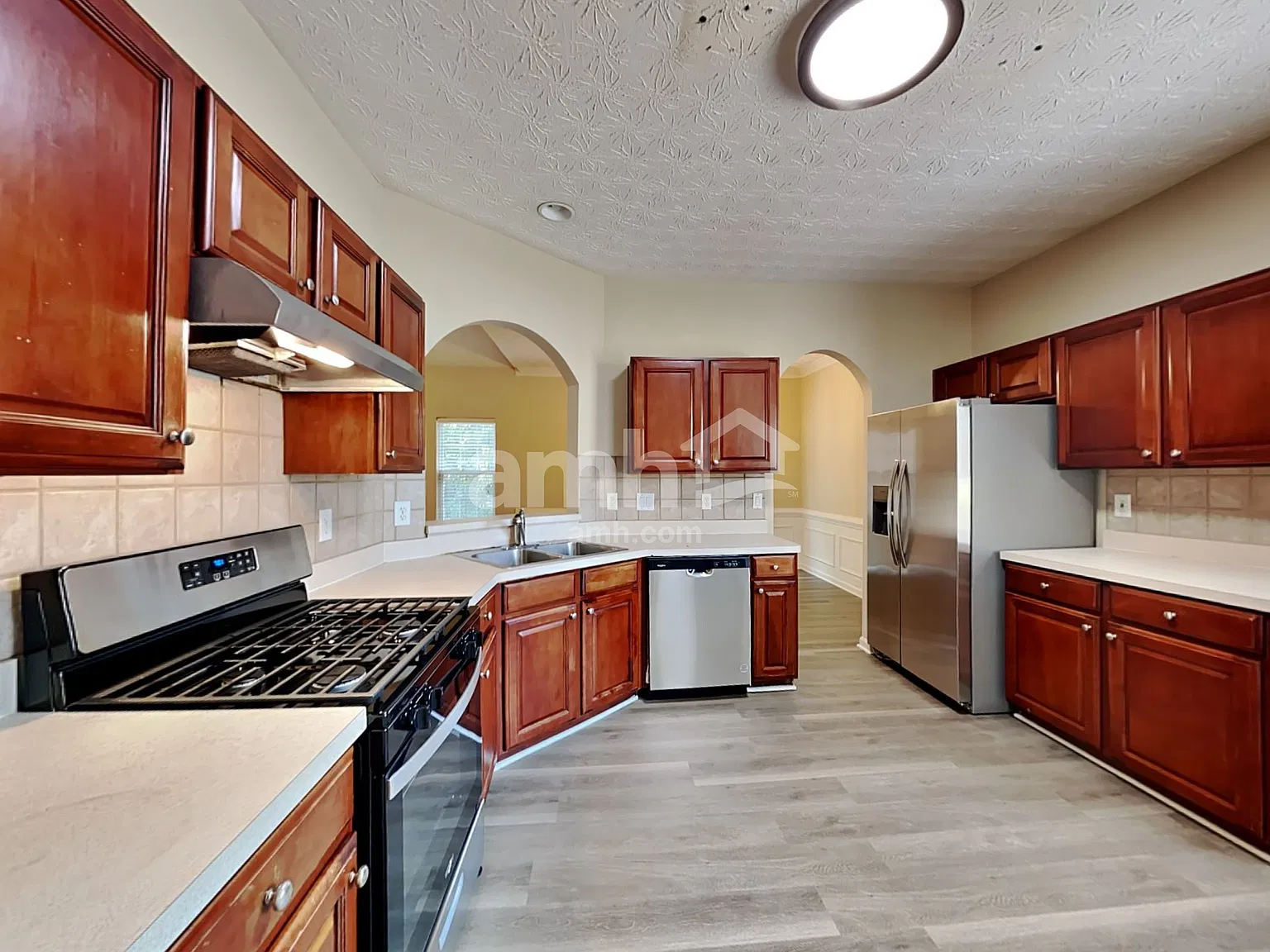 4 bed, 2.0 bath, 2400 sqft, $2,315 — Photo 4