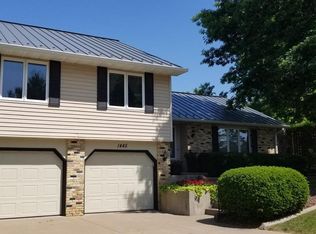 1445 Country Club Ct, Platteville, WI 53818