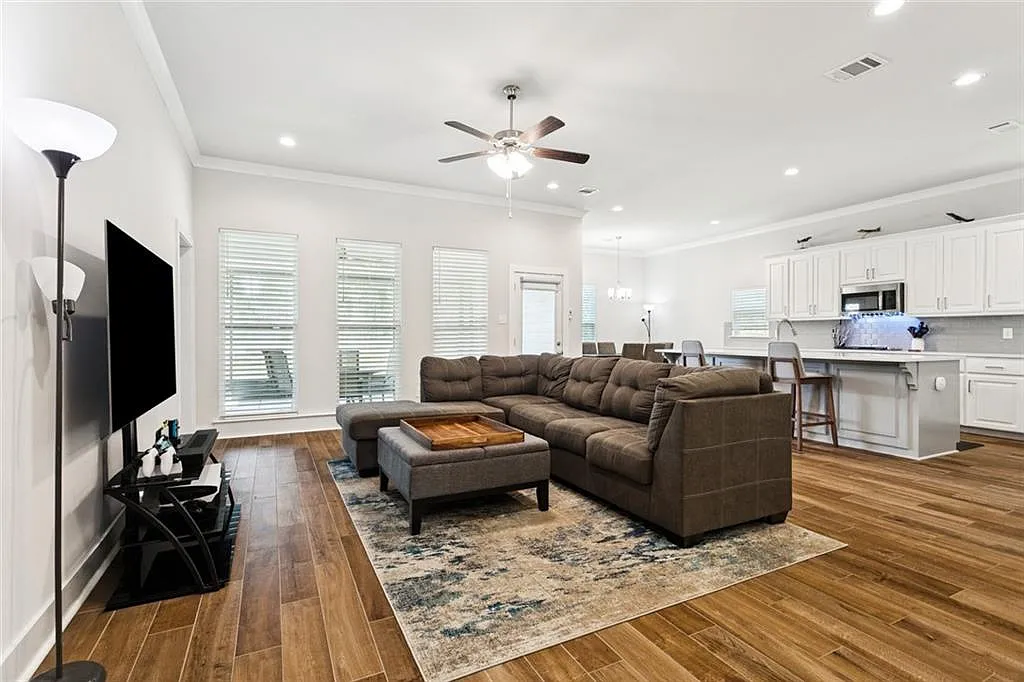 4 bed, 2122 sqft, $2,500 — Photo 2