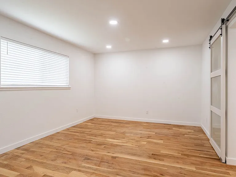 928 NW Spring St — Photo 16