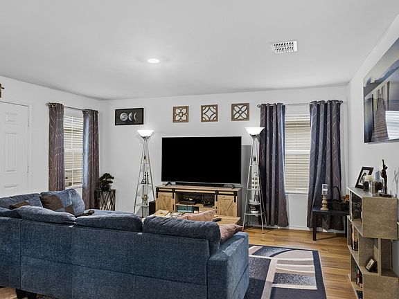 5th image of 2912 Greenhorn Ave