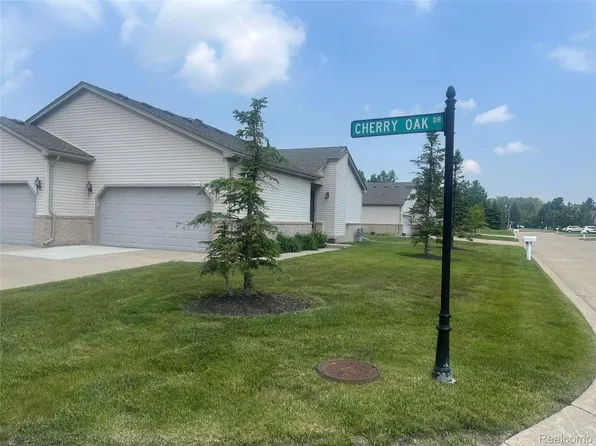 29155 Cherry Oak Dr, Chesterfield, MI 48051