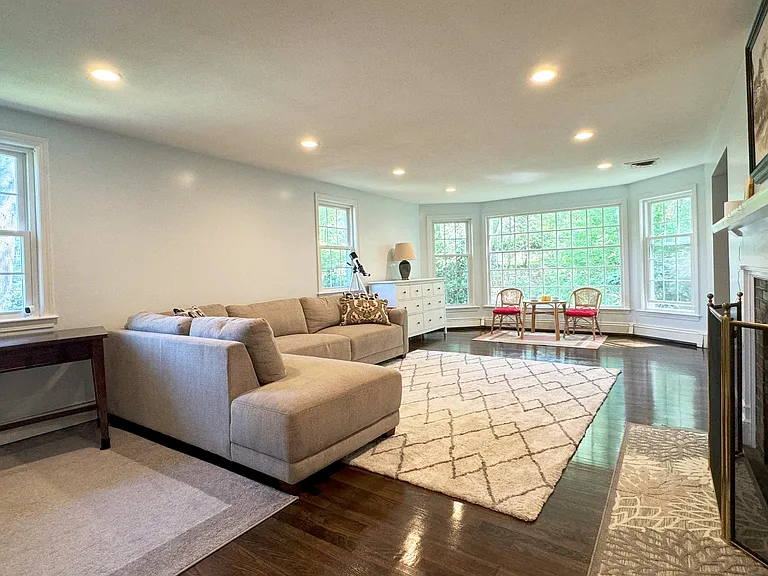 10 Meadowview Rd — Photo 8