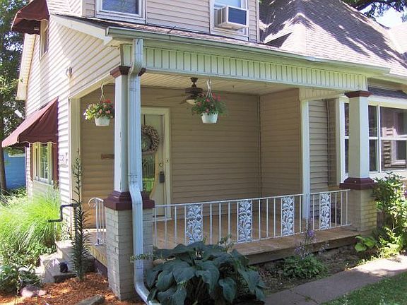 Cozy cabana porch in front !