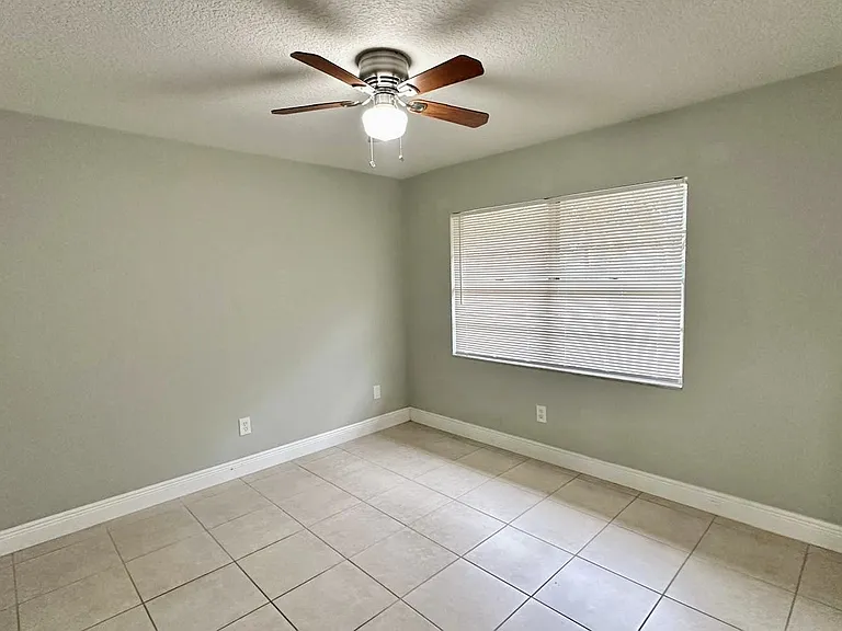 160 Julie Ln — Photo 6