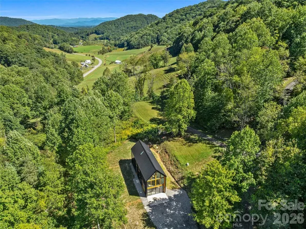 708 & 710 Kendal Dr, Leicester, NC 28748