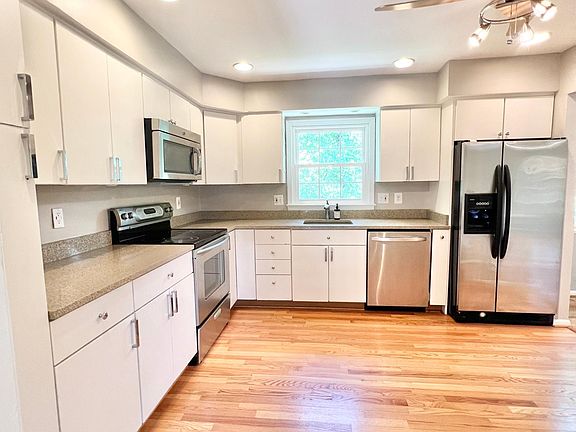 4th image of 1400 Oakbrooke Ave