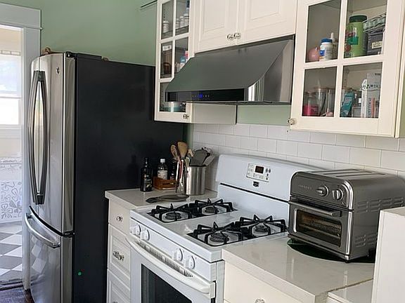 5th image of 642 W 10th St