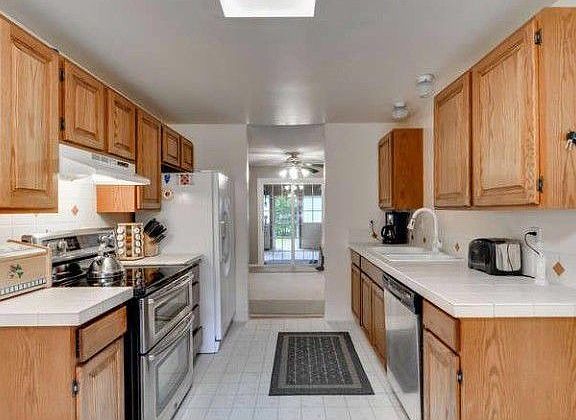 5th image of 1048 NE Hood St