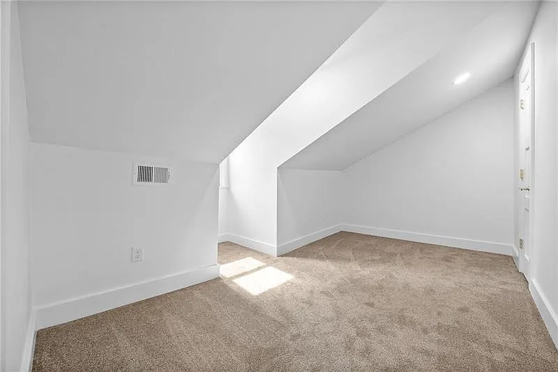 Fully renovated gem close to everything Pittsburgh offers! — Photo 3