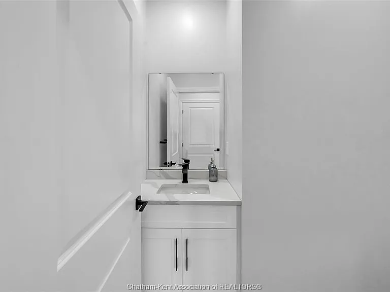 864 Park Ave W — Photo 15