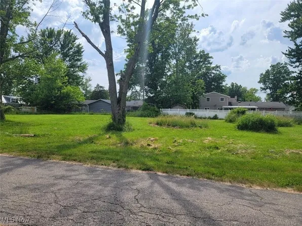 640 Pasadena Ave, Sheffield Lake, OH 44054
