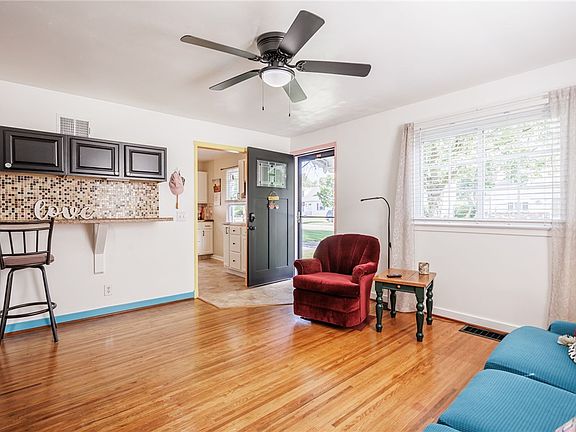 5th image of 379 Leonard Rd