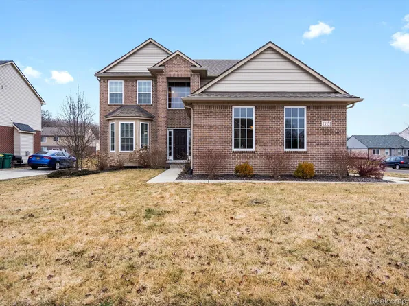 13521 S Cumberland Dr, Belleville, MI 48111
