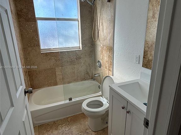 4th image of 953 SW 10th St APT 12