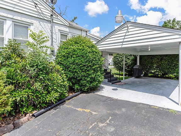 4th image of 3917 NE Valley View Dr