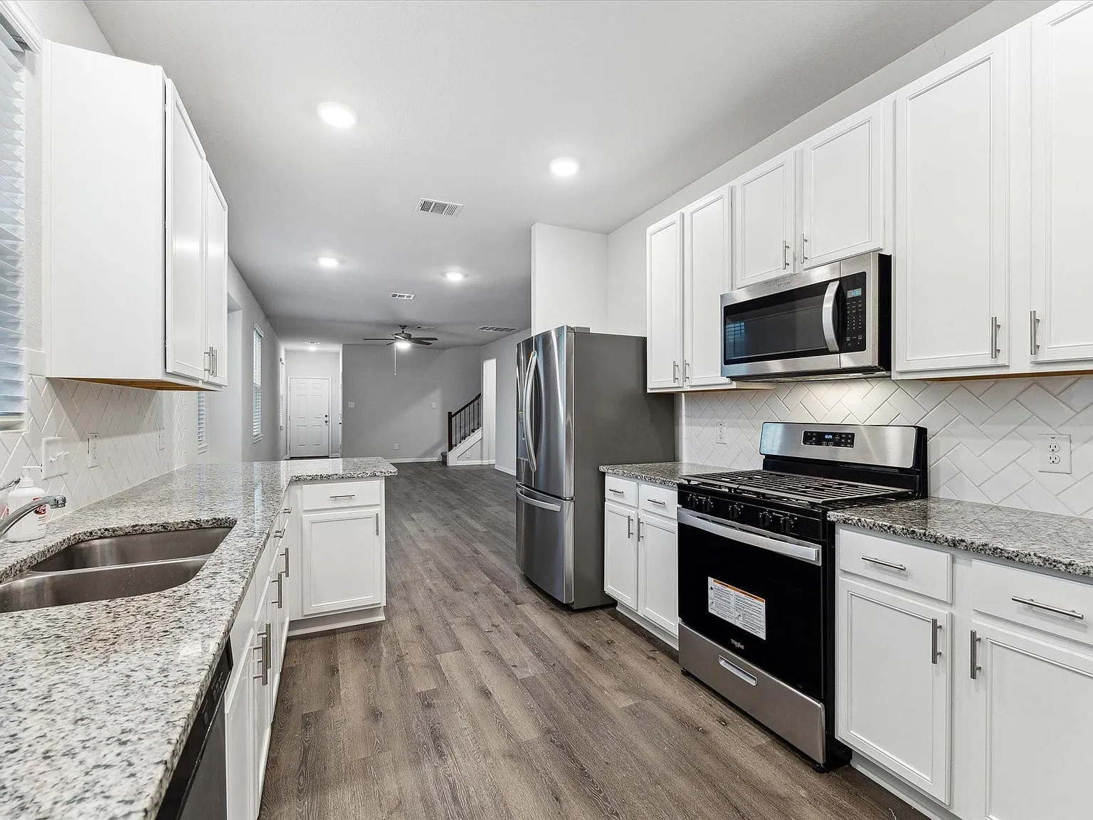 4 bed, 2.5 bath, 2244 sqft, $2,400 — Photo 3