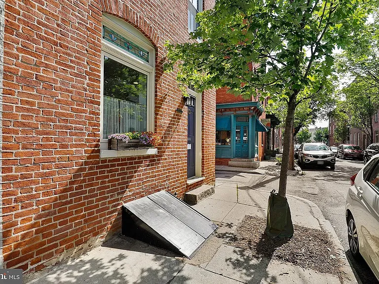 1618 Shakespeare St — Photo 2