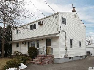 43 Hawthorne St, Hicksville, NY 11801