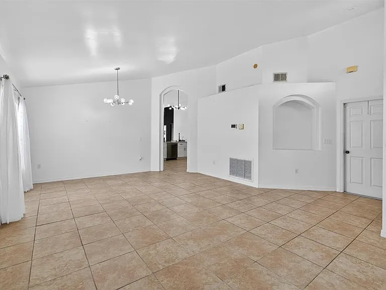 419 Buckingham Cir — Photo 2