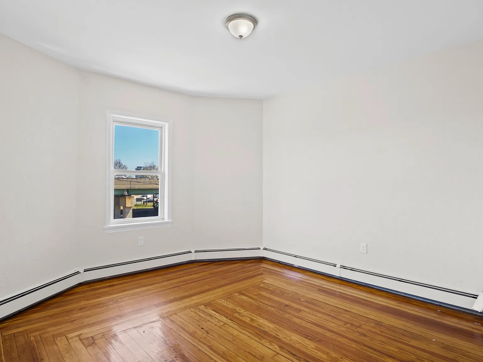 3 bed, 1100 sqft, $2,850 — Photo 2