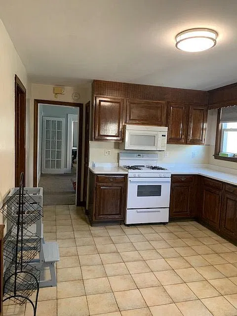 2 bed, 1.0 bath, 1300 sqft, $2,500 — Photo 2