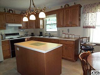 5th image of 589 Camelot Dr