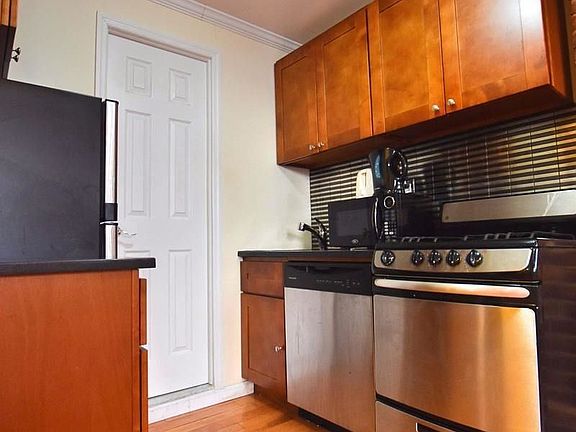 4th image of 239 Henry St #4R