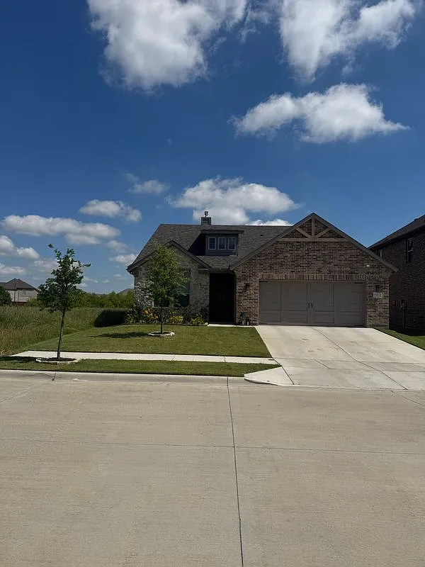 4 bed, 2.0 bath, 2001 sqft, $3,500 — Photo 3