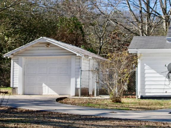 5th image of 6037 Pocahontas Rd