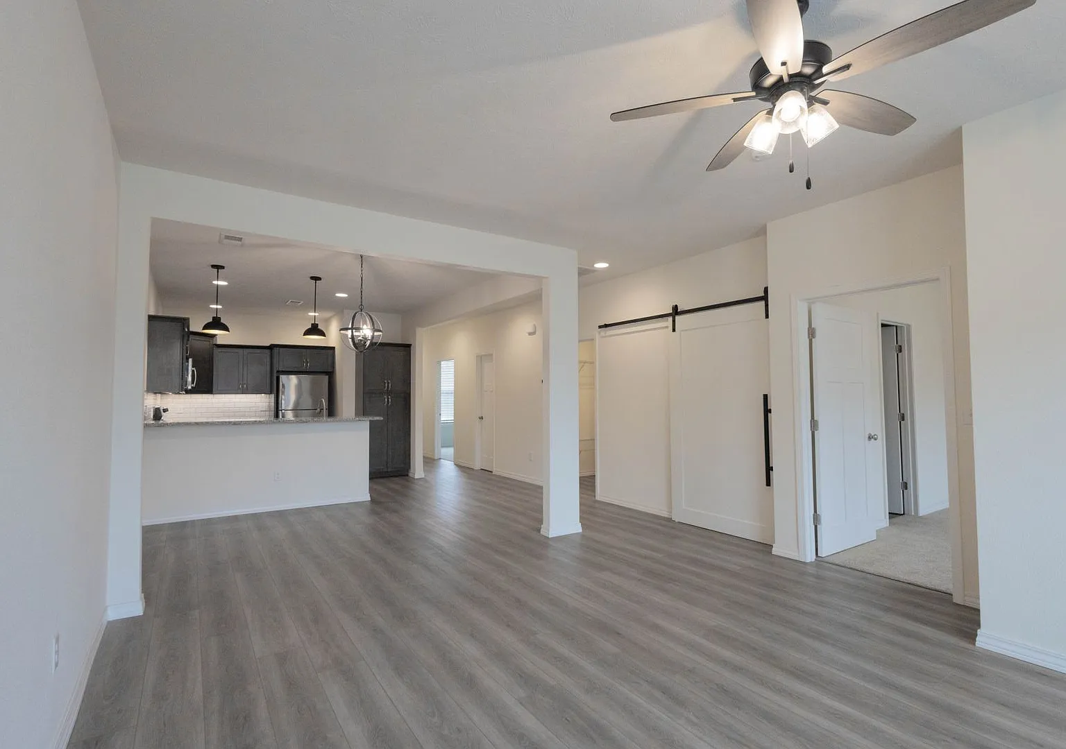 New Luxury 2 Bed 2 Bath 1 Car Garage Duplex — Photo 4