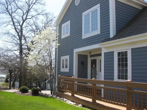 1095 Lakeland Dr, Lake Geneva, WI 53147