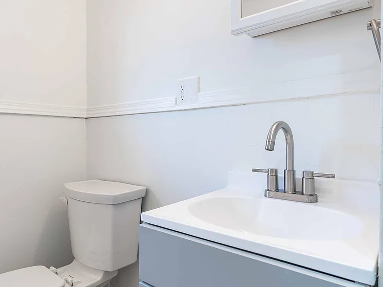 695 Queen St SW #4 — Photo 16