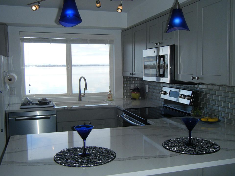 Lakeview Kitchen. Includes all cooking utensils.