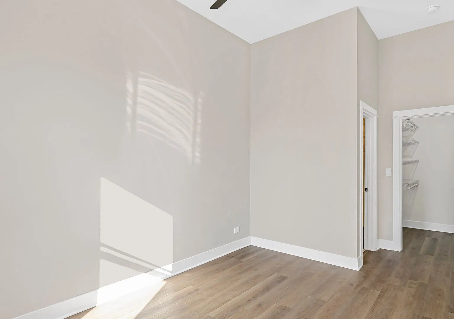 4533 N Clark St — Photo 4