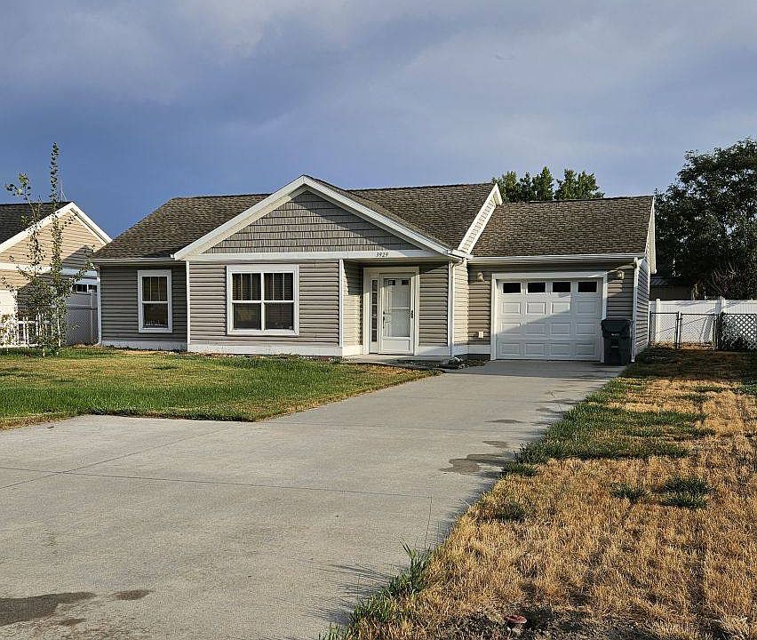 1st image of 3929 Kings Green Dr