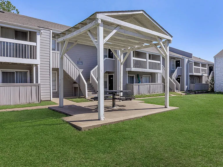 Huntington Hollow Apartments — Photo 8
