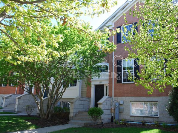 218 Cassidy Ln, Elgin, IL 60124
