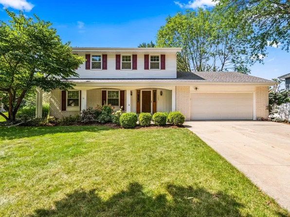765 Crestwood DRIVE, Waukesha, WI 53188