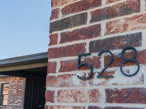 4th image of 528 Camelot Dr