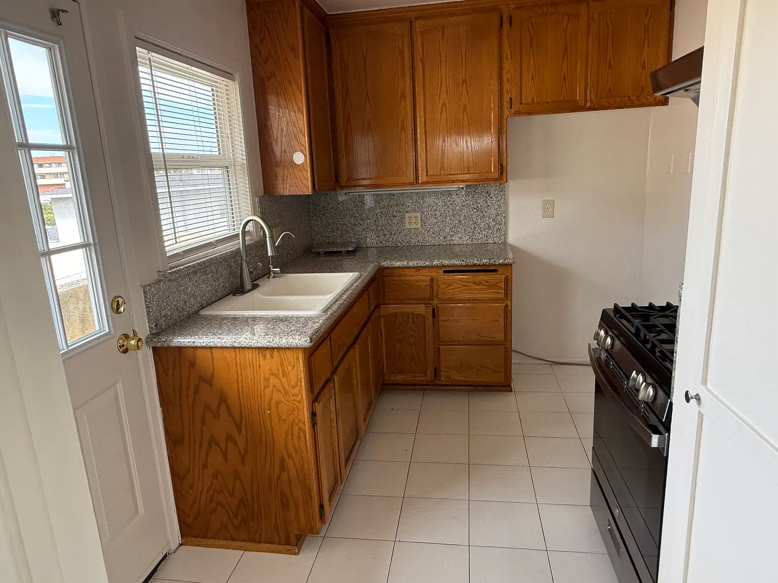 2 bed, 900 sqft, $2,200 — Photo 1