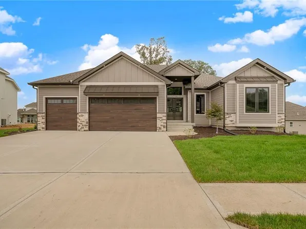 5794 NW Black Oak Ct, Parkville, MO 64150