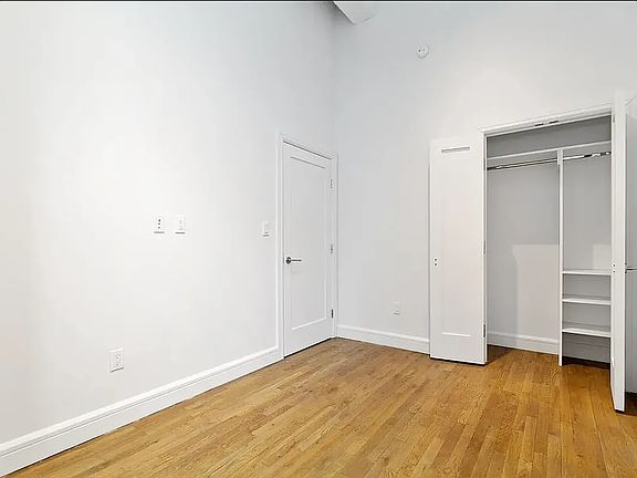 3rd image of 110 Greenwich St APT 4d